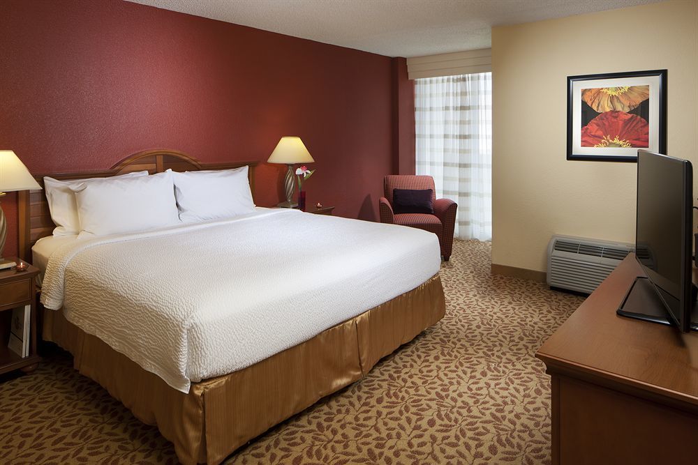 Courtyard Downtown Brickell Area Hotel 3*