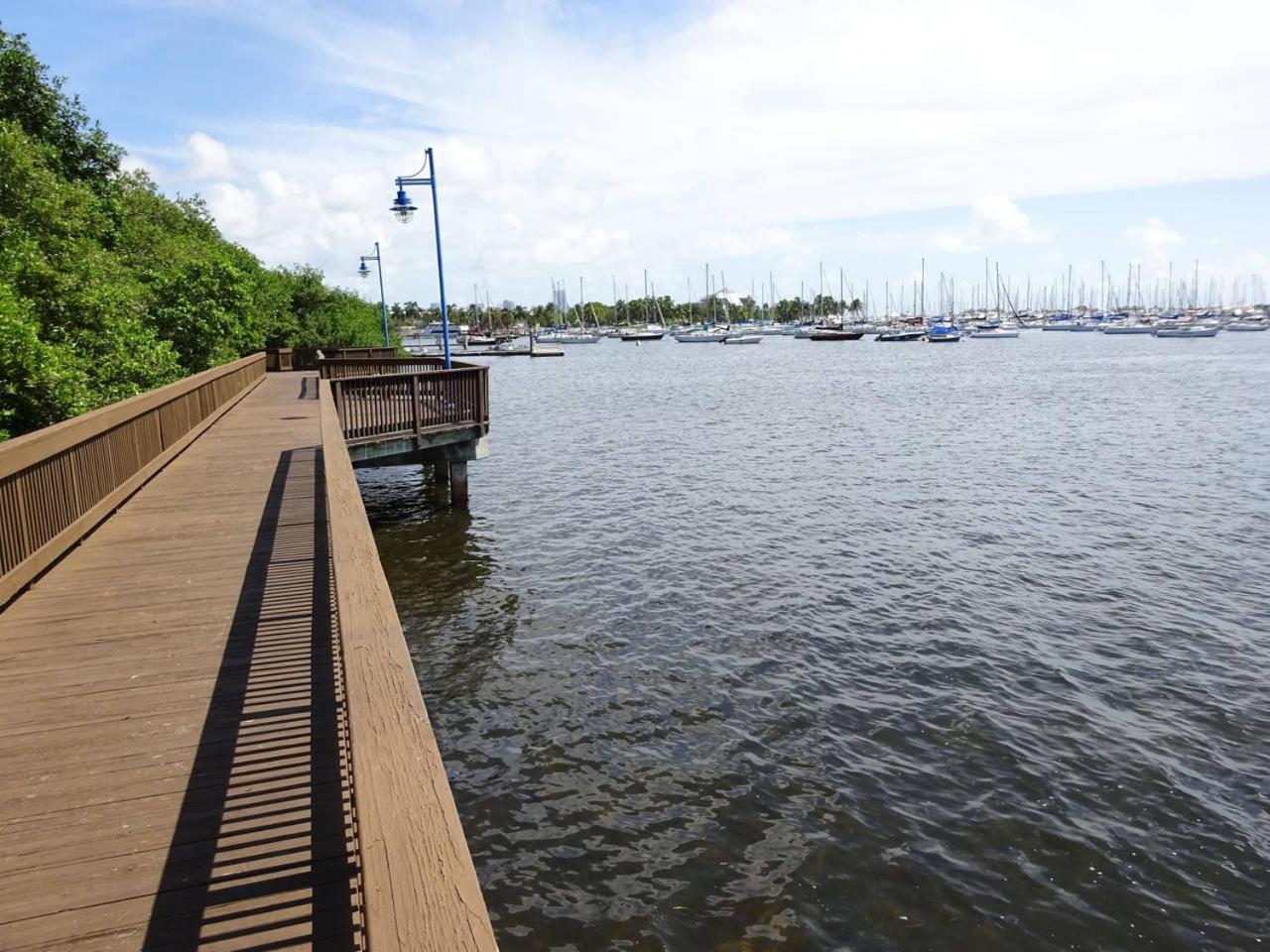 View Balcony Steps From Restaurants, Peacock Park & Marina Holiday home Miami