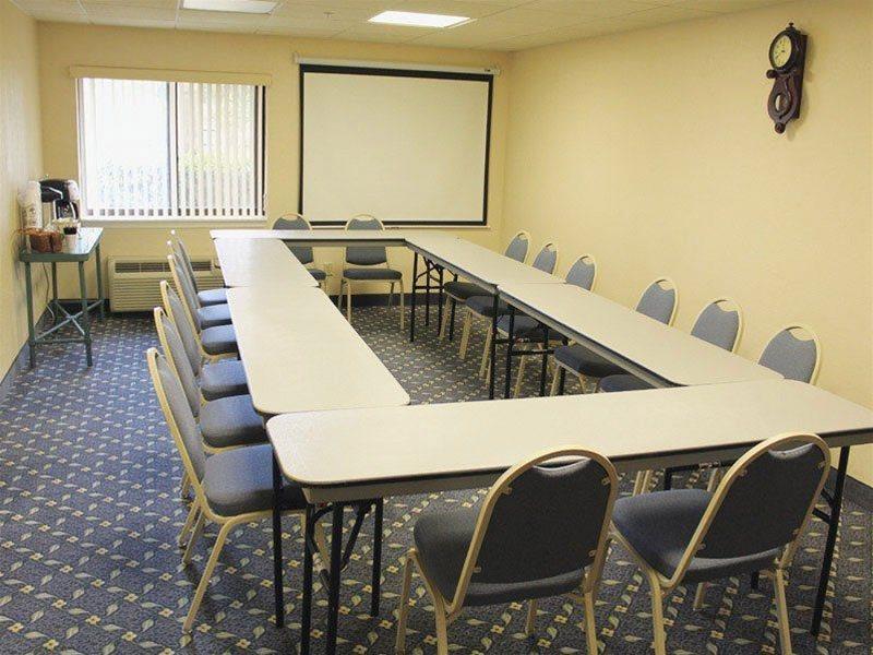 Hotel La Quinta By Wyndham Airport East 3*