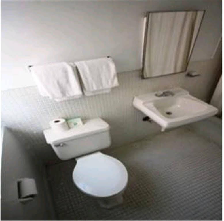 Hotel Leamington - Downtown / Port Of 2*