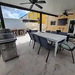 Boutique Style House, Mini Golf Bbq Hot-Tub Ev-Charger Foosball