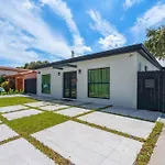 Family Home With Luxurious Pool For 12 People