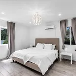 Family Home With Luxurious Pool For 12 People