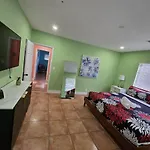 Vibrant Cuban-Style Stay Cozy For 6 Guests!