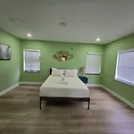 Vibrant Cuban-Style Stay Cozy For 6 Guests!
