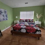 Vibrant Cuban-Style Stay Cozy For 6 Guests!