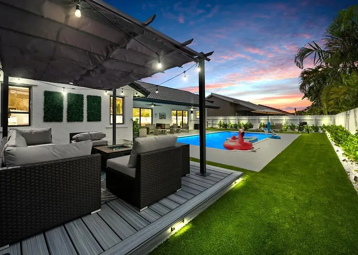 Villa Paradise Miami, Luxury Gem With Heated Pool, Game Room, Fire Pit, 3 Bed 2 Bath