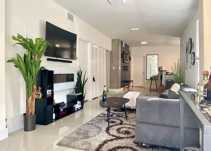 Modern Home W Jacuzzi Near Wynwood-Design District-Mia Airport