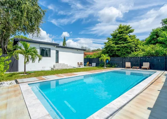 Family Home With Luxurious Pool For 12 People