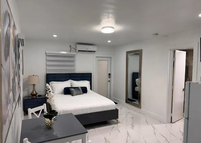 Stylish Studio With Jacuzzi