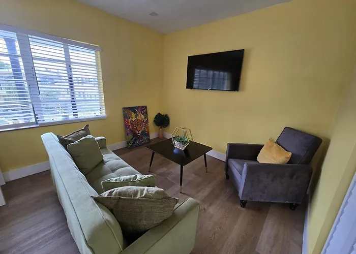 Vibrant Cuban-Style Stay Cozy For 6 Guests!
