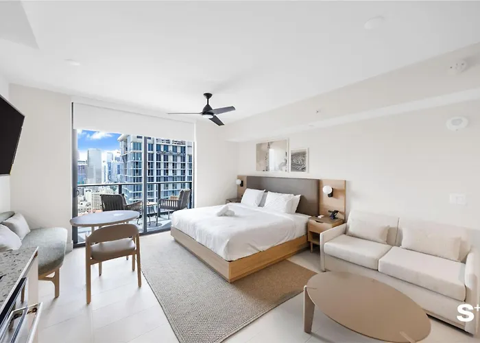 Skyline Chic Downtown Studio Getaway