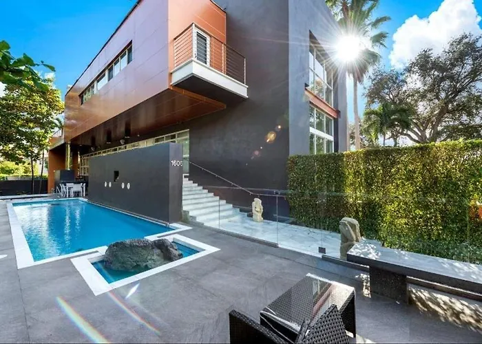 Luxury Miami Villa With Large Pool & Bbq, Perfect Getaway!