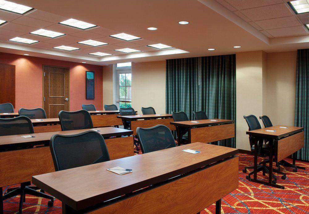 Hotel By Marriott Airport 3*