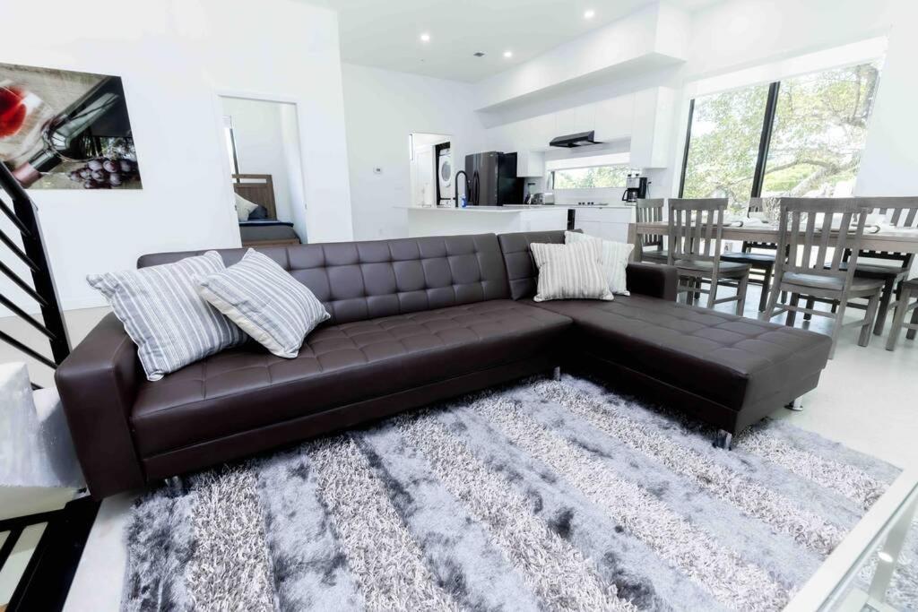 Huge 4 Bedroom Townhouse W/ Private Rooftop & Bbq Appartement