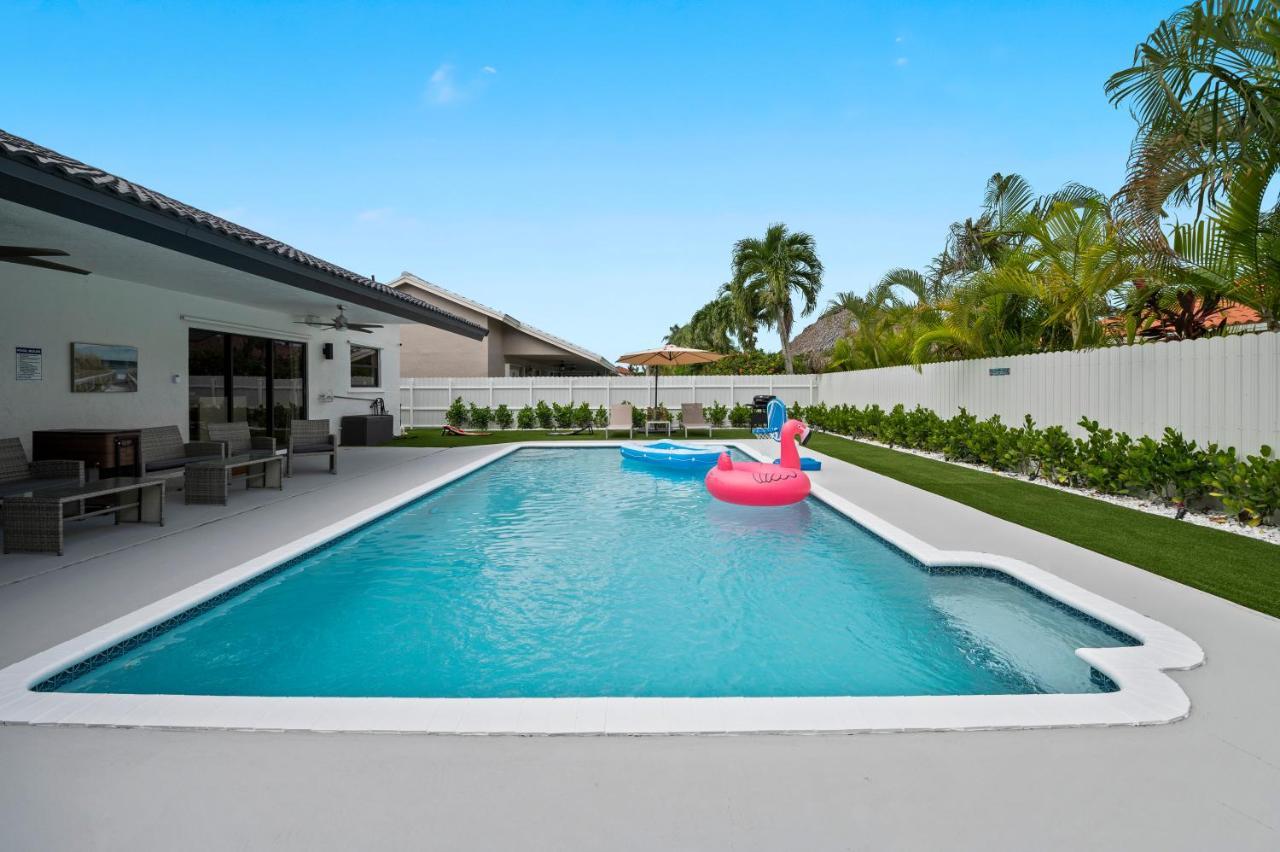 Paradise Miami, Luxury Gem With Heated Pool, Game Room, Fire Pit, 3 Bed 2 Bath