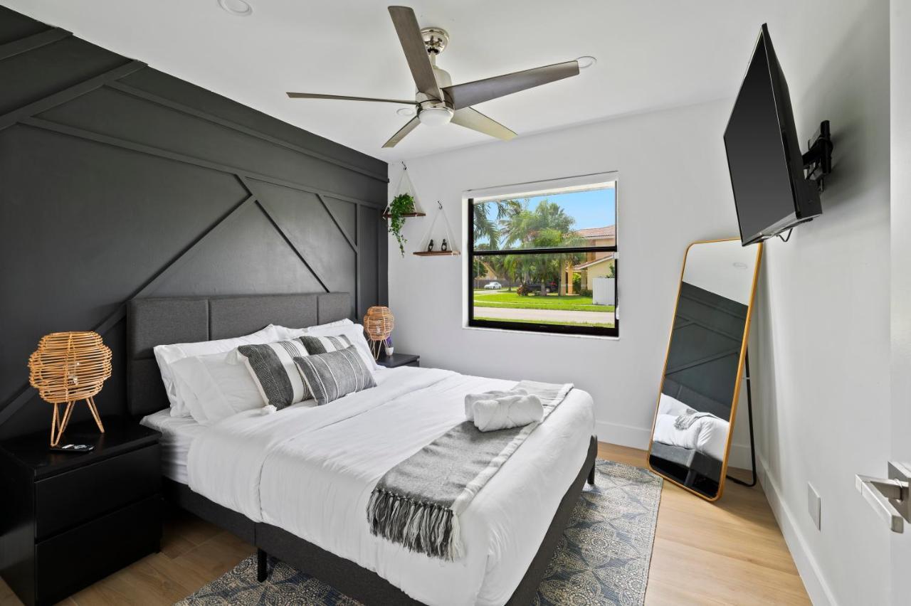Paradise Miami, Luxury Gem With Heated Pool, Game Room, Fire Pit, 3 Bed 2 Bath Villa *