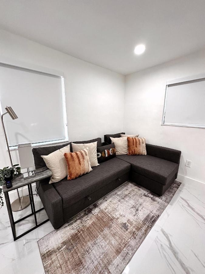 Vakantiehuis New Comfy And Modern House Near Airport