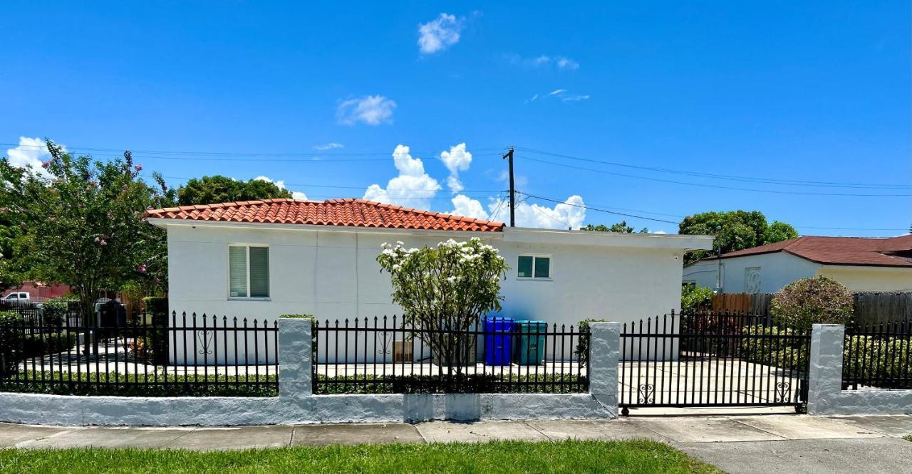 Main House 3 Bed 2 Bath & 1 Bed 1 Bath Ferienhaus