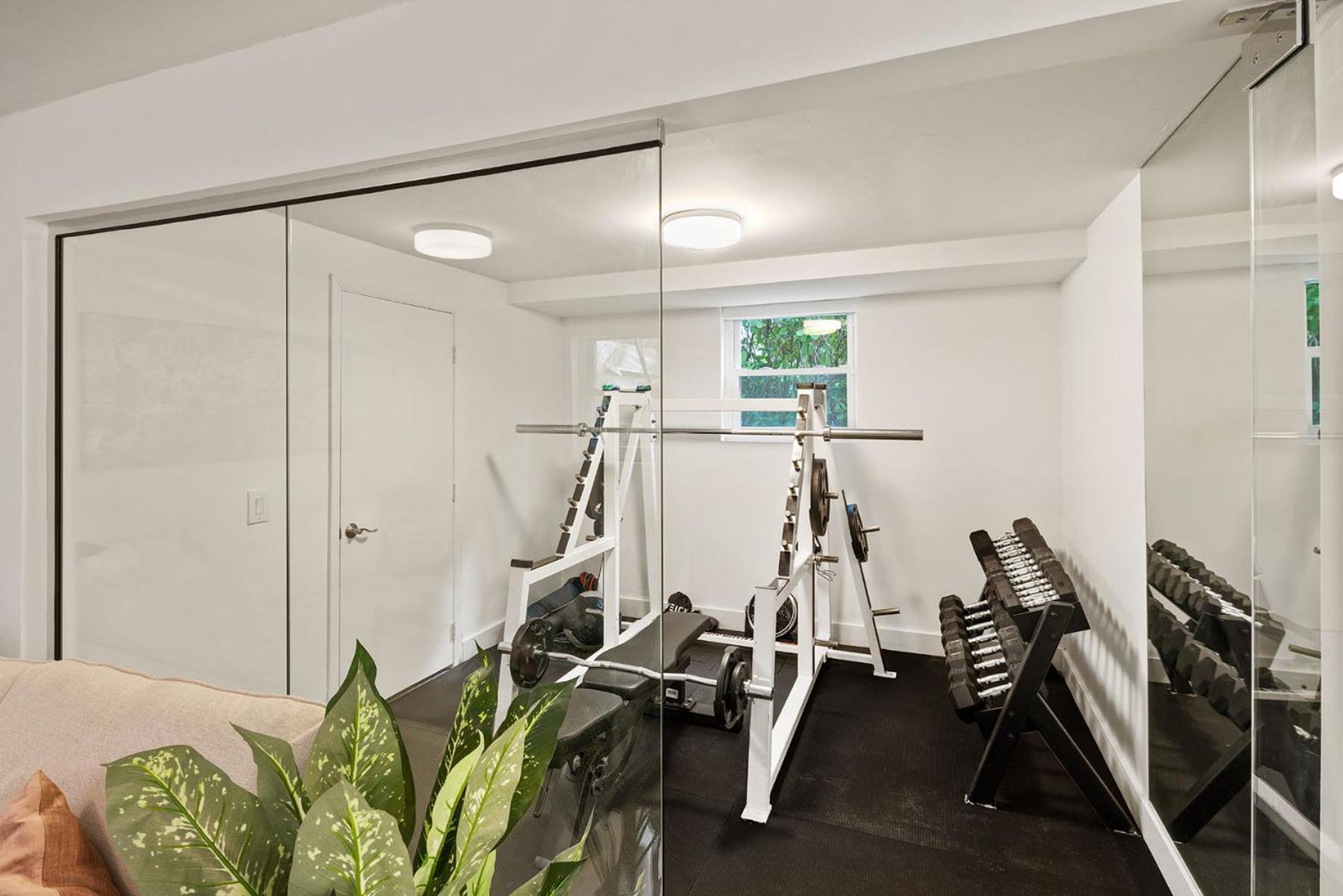 Oasis Vista Luxury Villa! 10 Min From Beach, Private Gym, Location! *