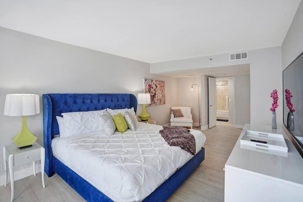 Apartment Unforgettable! Water & Park Views, 4 Bedrooms! *