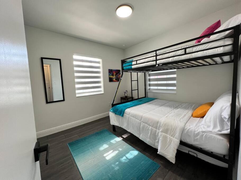 Apartment Stylish 2/1 Centrally Located! *