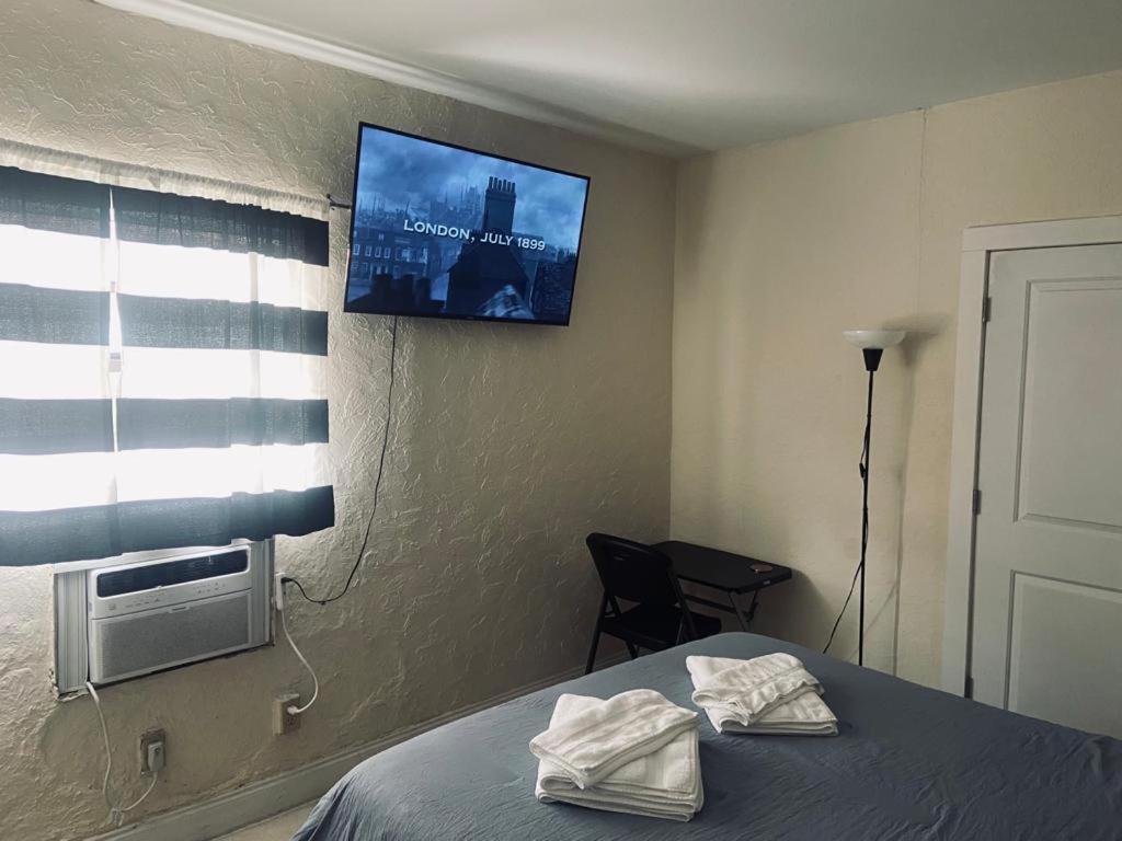 Private Close To Airport - Free Parking - 02 *