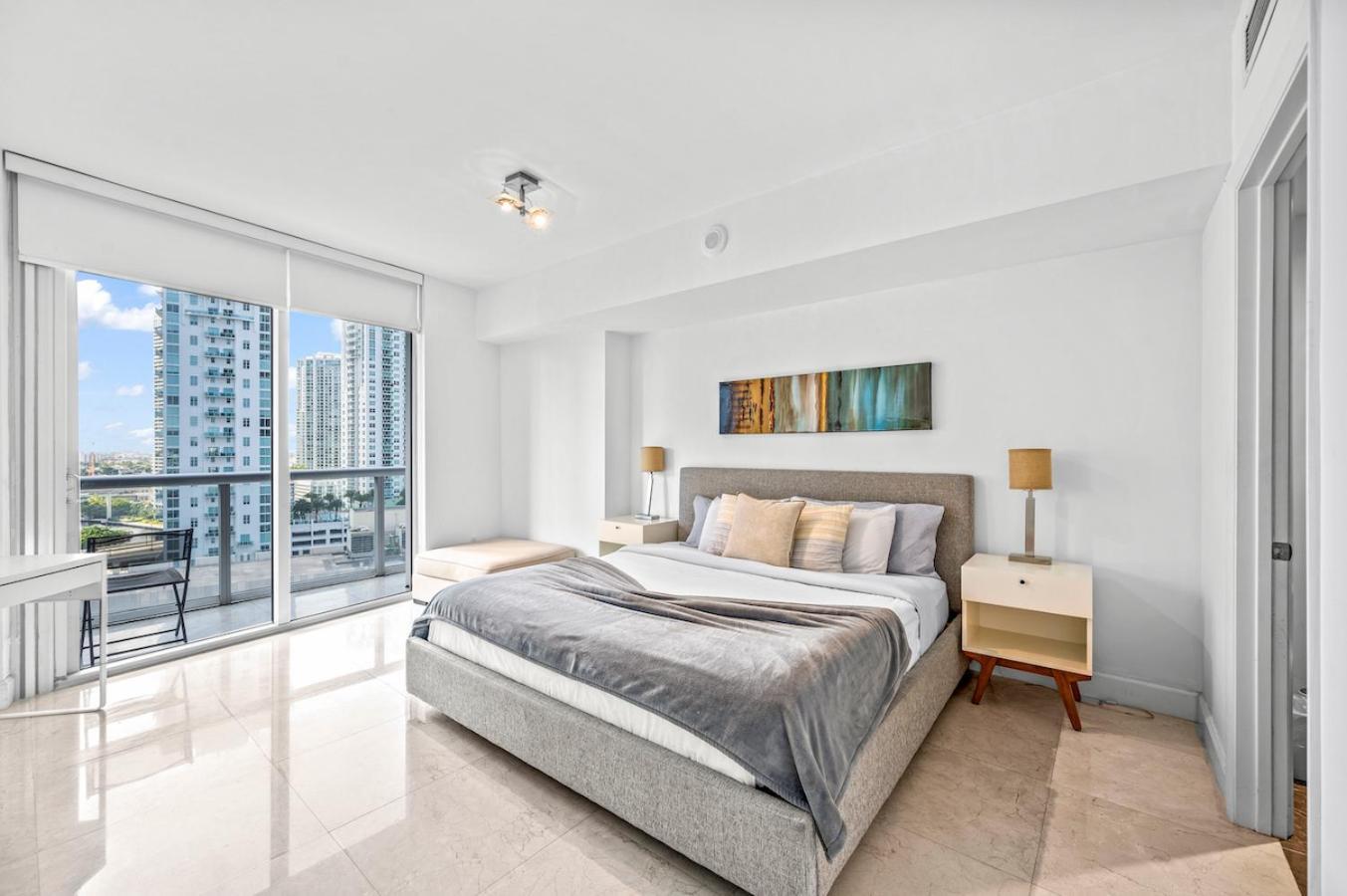 *w Icon Brickell- Luxury 2br Highrise Corner Condo**