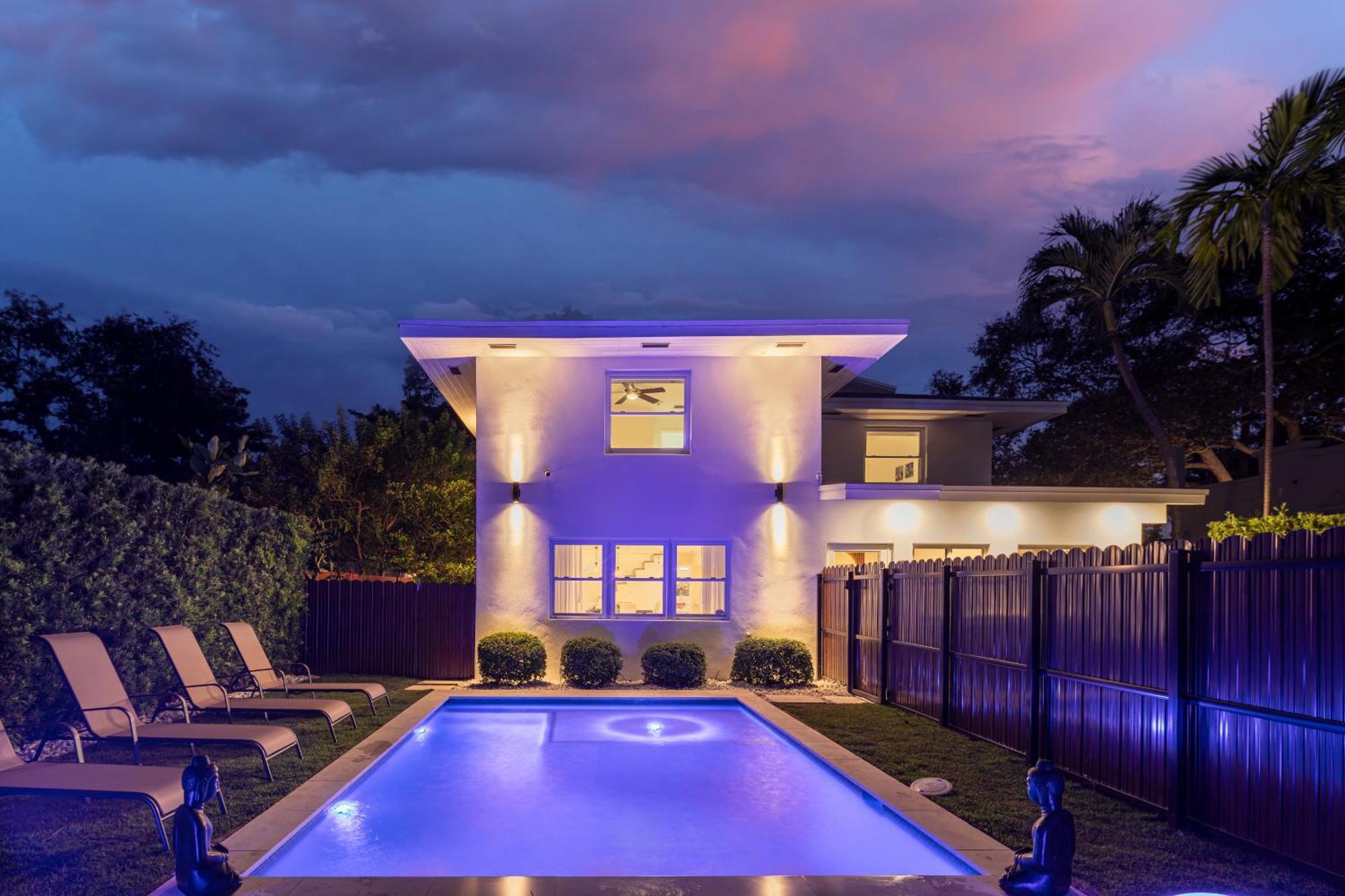 Villa Oasis Vista Luxury Villa! 10 Min From Beach, Private Gym, Location! *