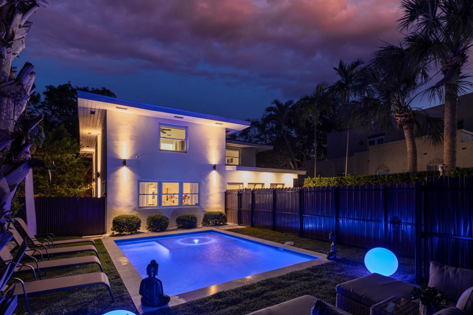 Oasis Vista Luxury Villa! 10 Min From Beach, Private Gym, Location!