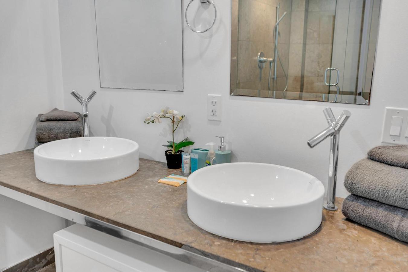 *w Icon Brickell- Luxury 2br Highrise Corner Condo** Aparthotel