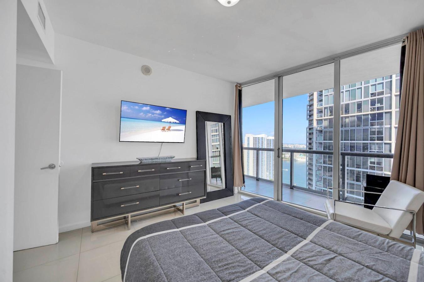 *w Icon Brickell- Luxury 2br Highrise Corner Condo** *