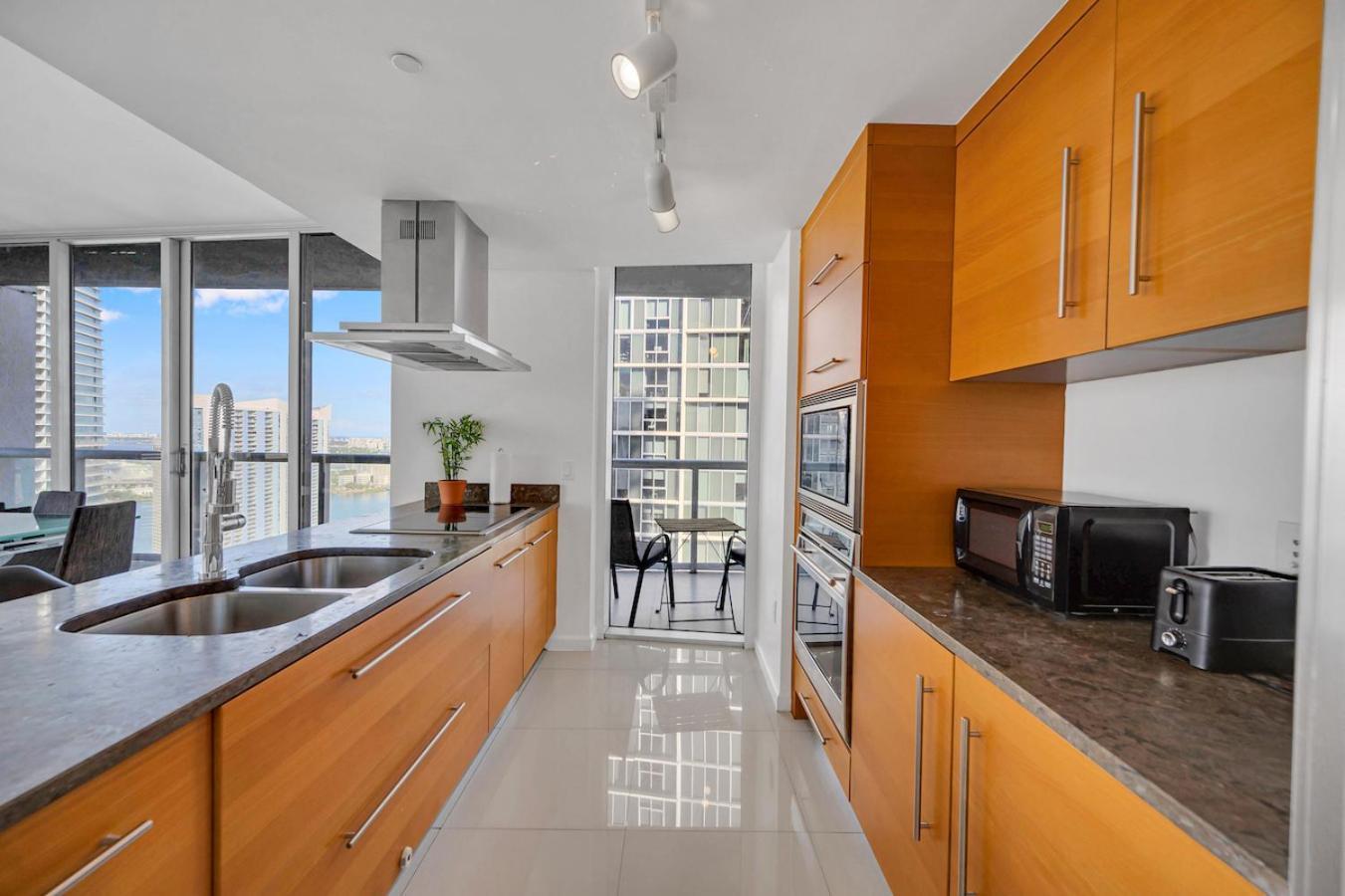 *w Icon Brickell- Luxury 2br Highrise Corner Condo** * Miami