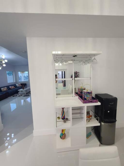 Boutique Style House, Mini Golf Bbq Hot-tub Ev-charger Foosball Holiday home Miami