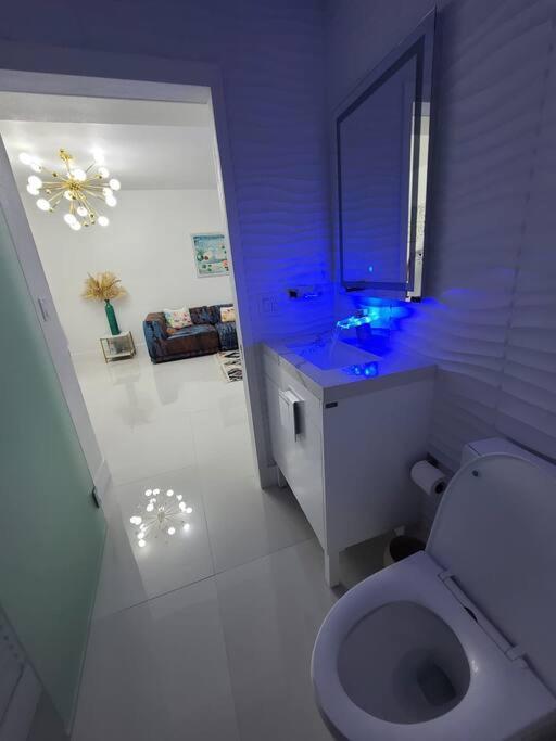 Boutique Style House, Mini Golf Bbq Hot-tub Ev-charger Foosball Holiday home