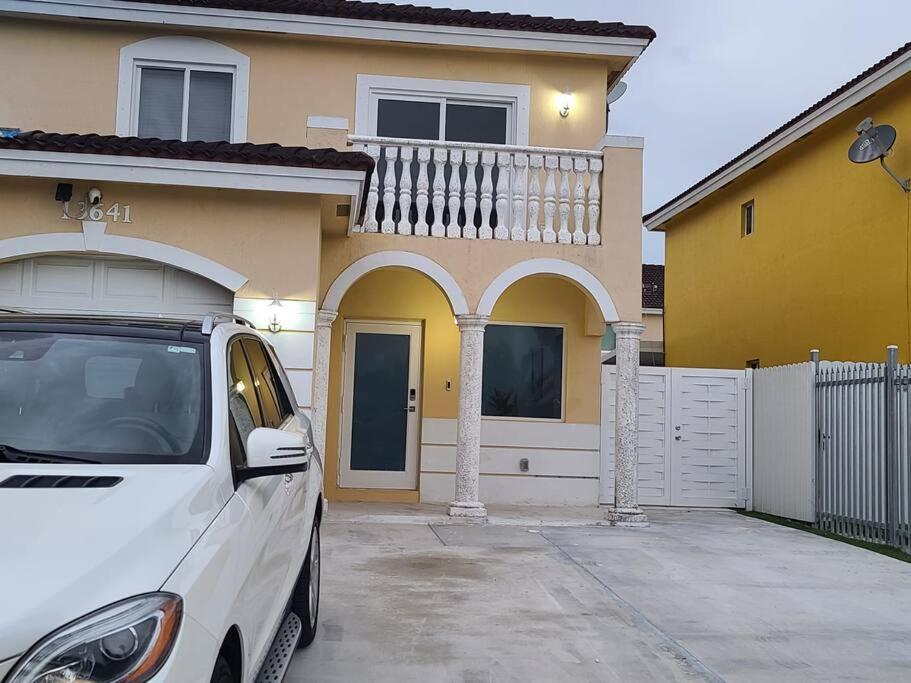 Boutique Style House, Mini Golf Bbq Hot-tub Ev-charger Foosball Holiday home Miami