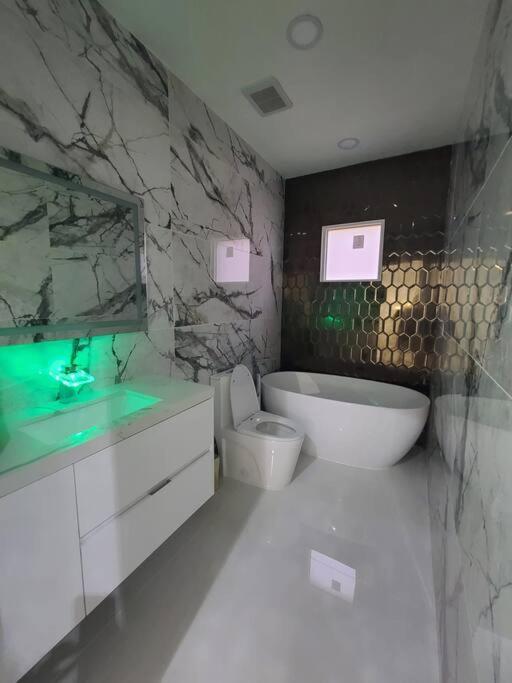 Boutique Style House, Mini Golf Bbq Hot-tub Ev-charger Foosball Miami