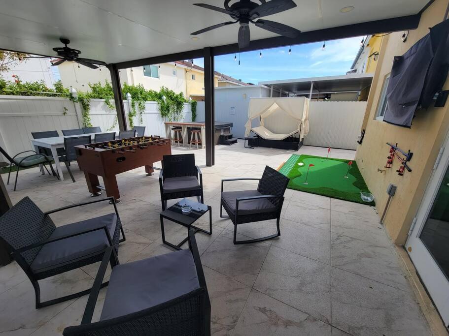 Boutique Style House, Mini Golf Bbq Hot-tub Ev-charger Foosball Holiday home *