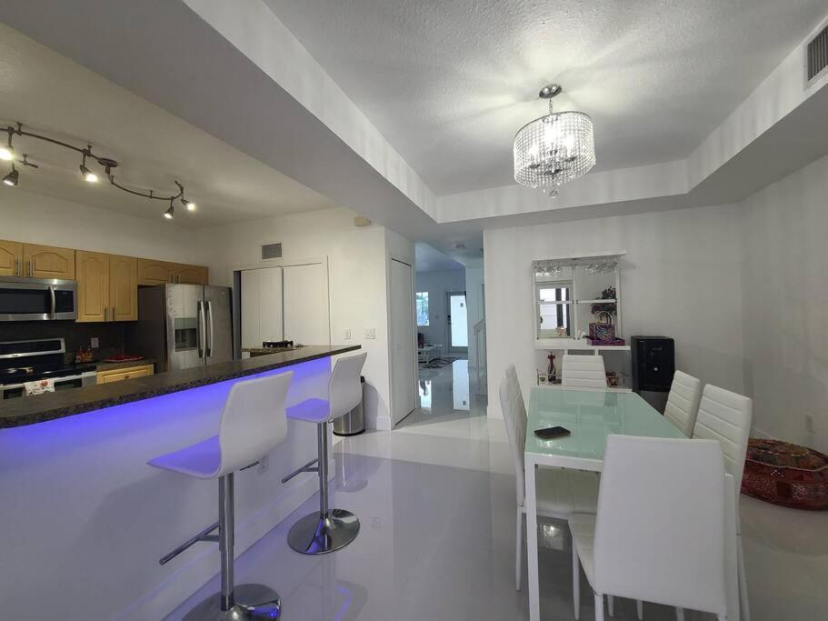 Boutique Style House, Mini Golf Bbq Hot-tub Ev-charger Foosball Holiday home