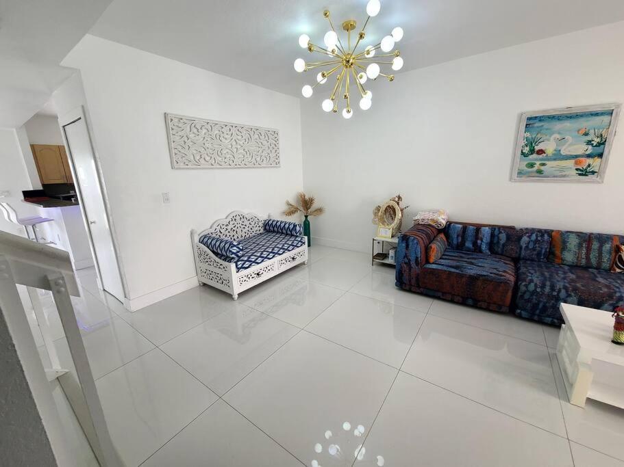 Boutique Style House, Mini Golf Bbq Hot-tub Ev-charger Foosball Holiday home