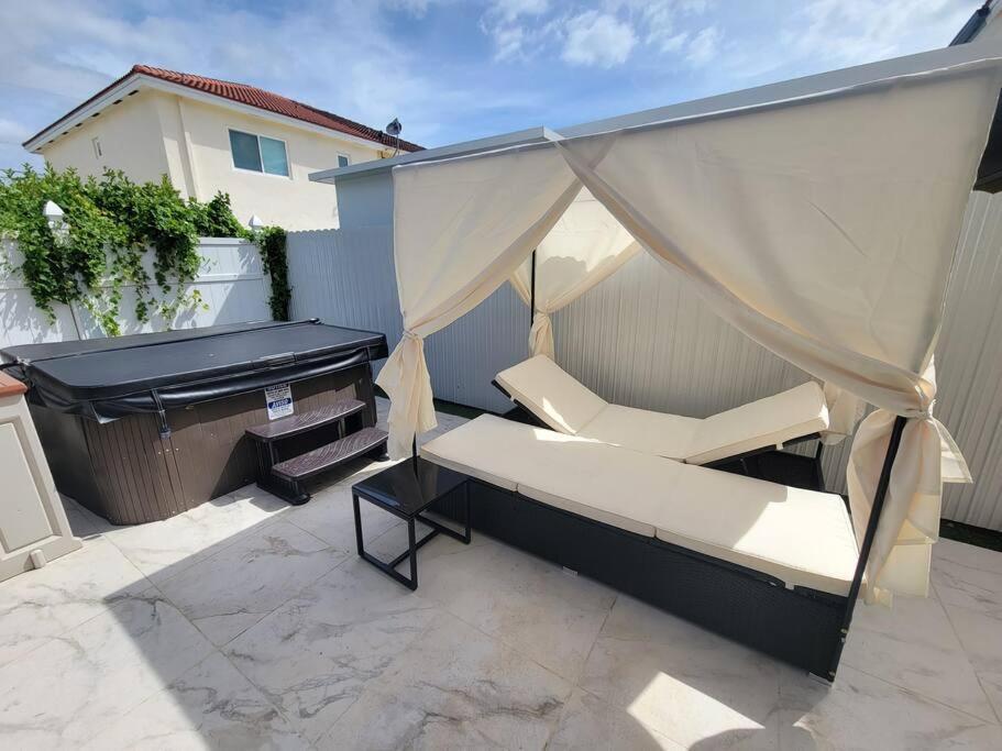 Boutique Style House, Mini Golf Bbq Hot-tub Ev-charger Foosball Miami