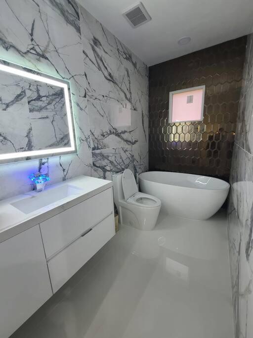 Holiday home Boutique Style House, Mini Golf Bbq Hot-tub Ev-charger Foosball Miami