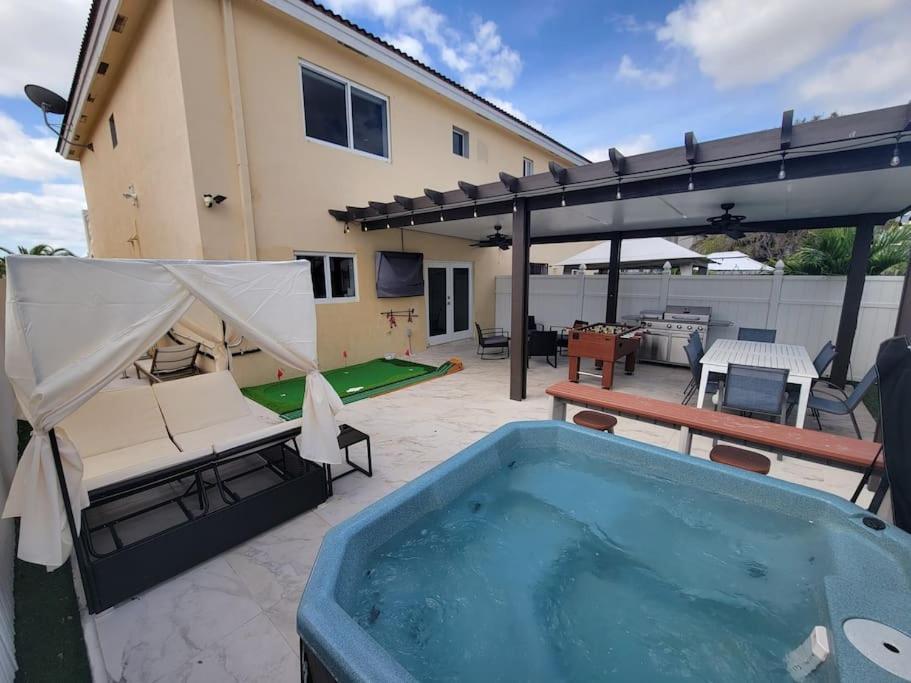 Boutique Style House, Mini Golf Bbq Hot-tub Ev-charger Foosball Holiday home *