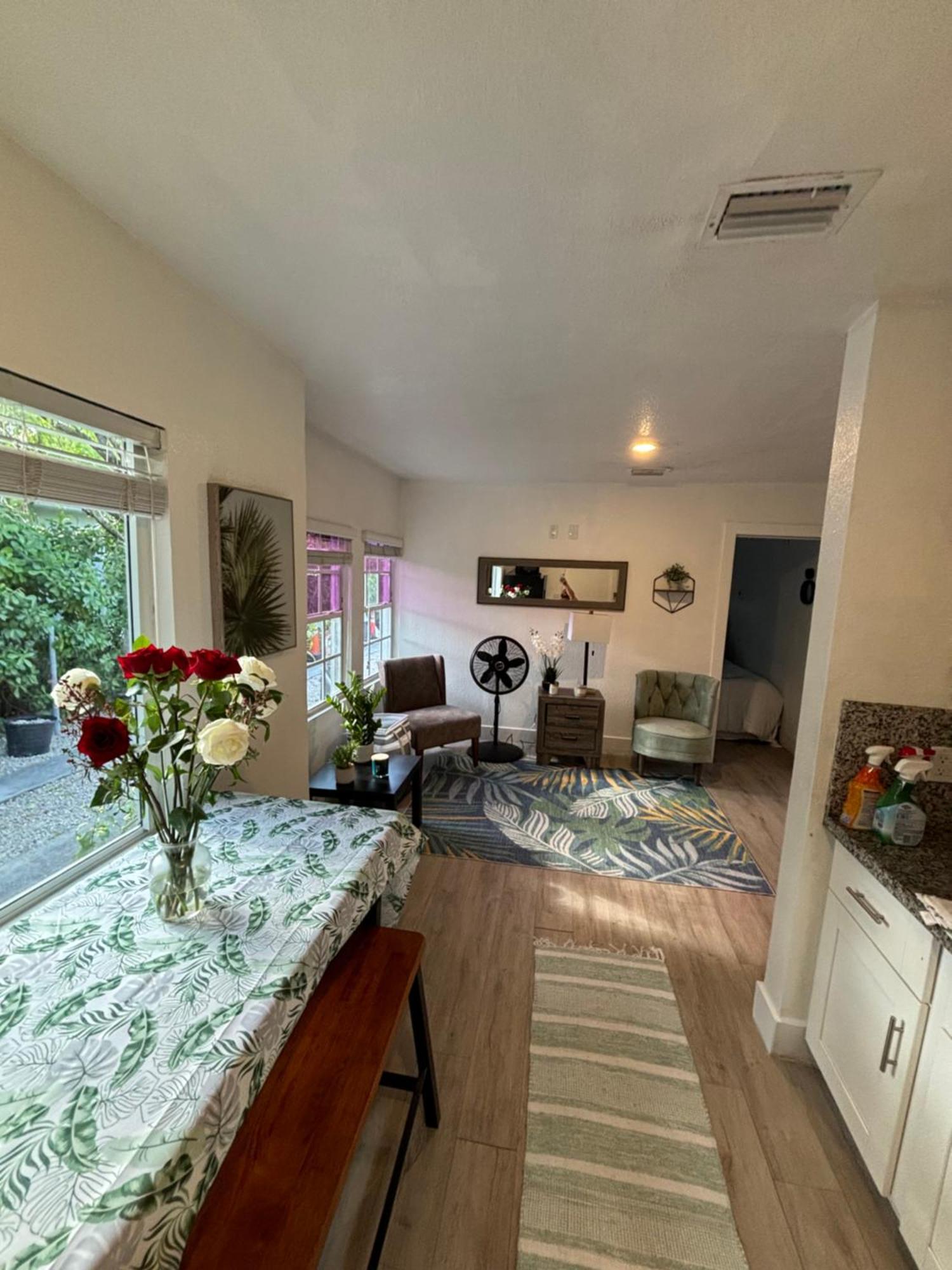 Deluxe In Location In A 2 Bedrooms Unit - Parking, Laundry And Luggage Storage Guest house *