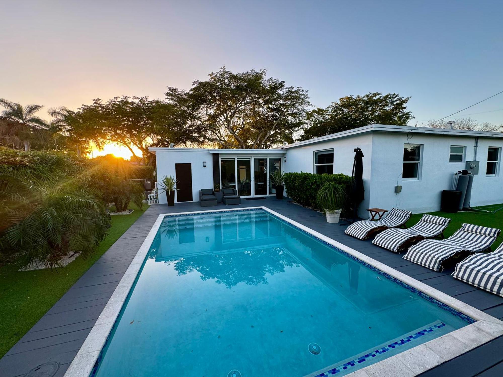 Pura Vida * Miami