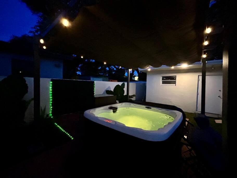 Modern W Jacuzzi Near Wynwood-design District-mia Airport Holiday home Miami
