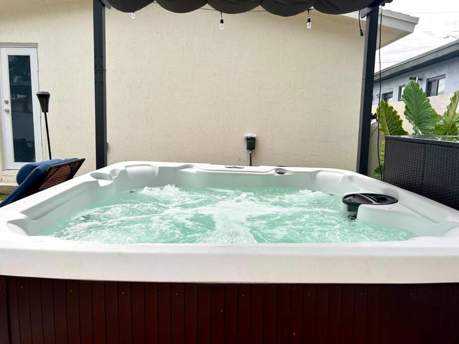 Modern W Jacuzzi Near Wynwood-design District-mia Airport Holiday home *