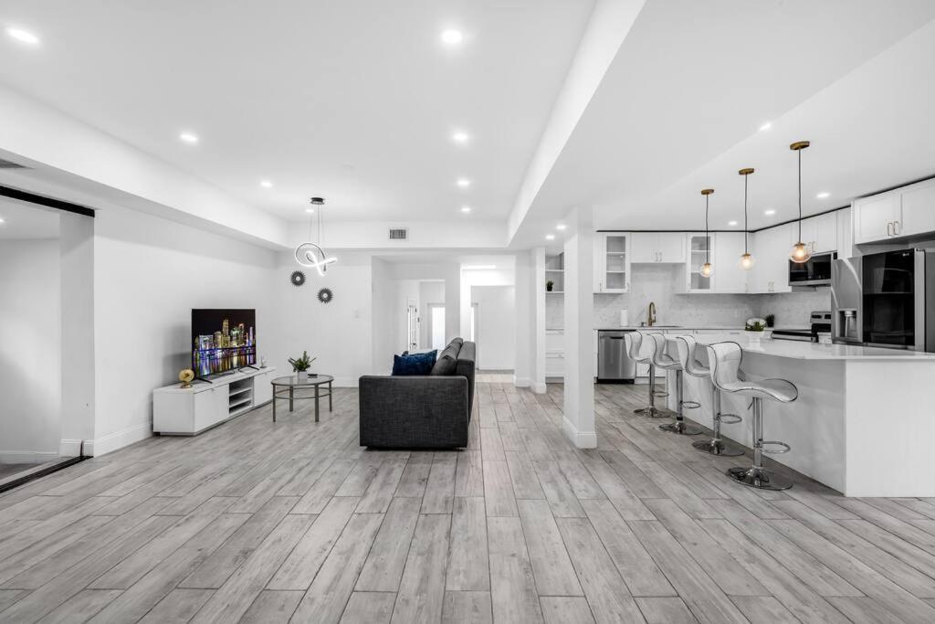 Family With Luxurious Pool For 12 People Miami
