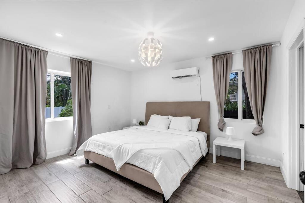 Family With Luxurious Pool For 12 People Miami
