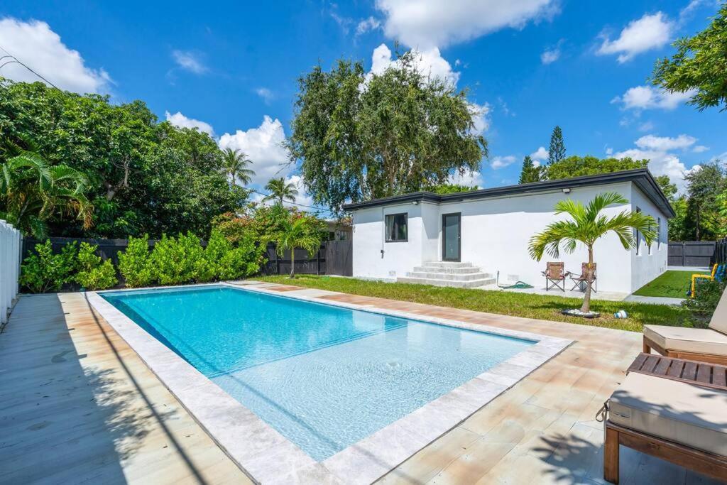 Family With Luxurious Pool For 12 People Villa *